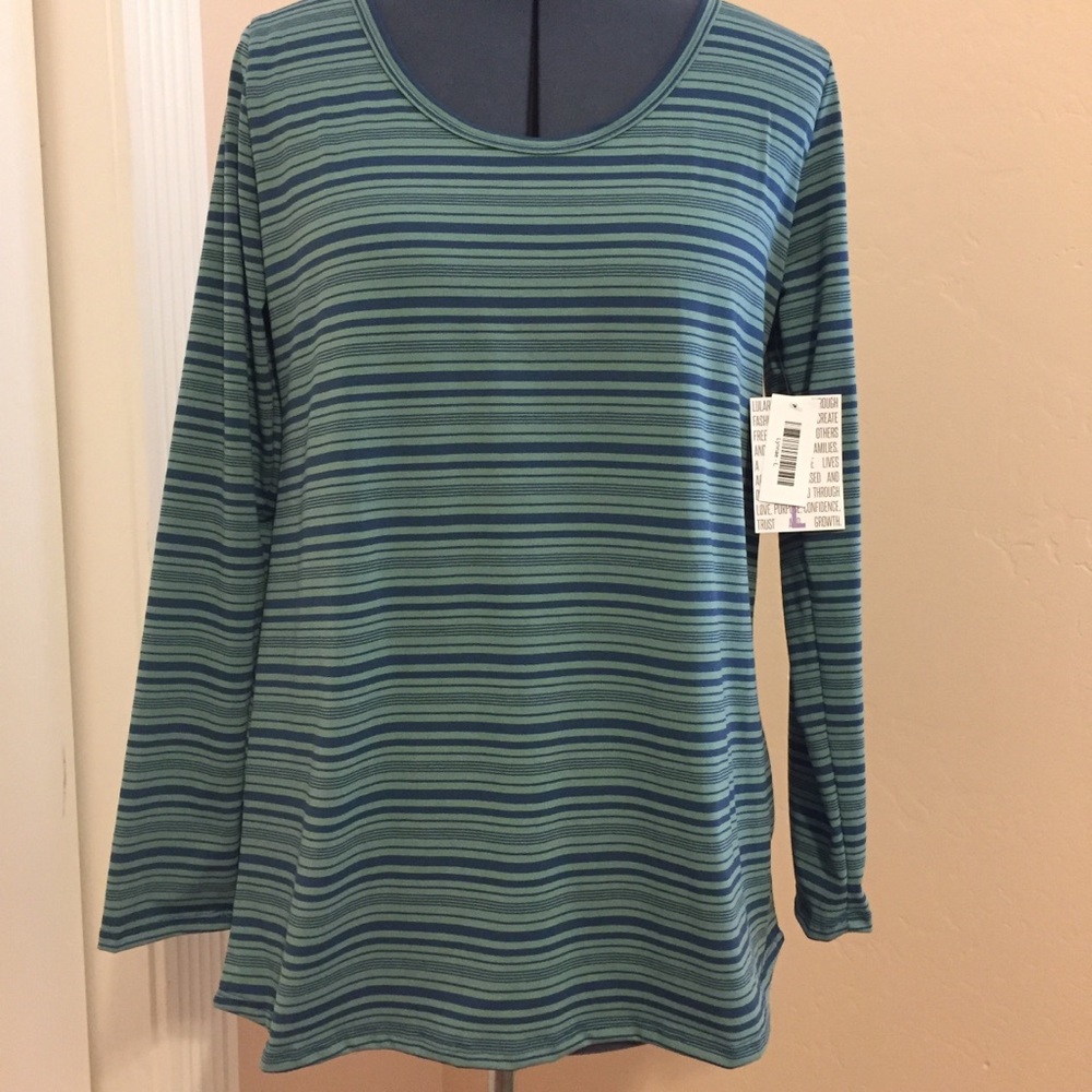 NWT: Large Lularoe Lynnae Long-sleeve top